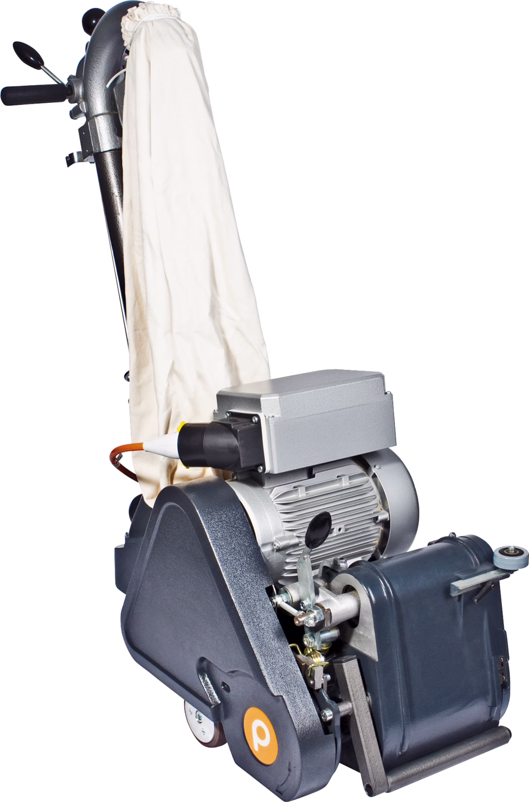 Vue rapprochée d'une ponceuse de sol professionnelle isolée sur fond blanc, montrant le carter moteur, la structure métallique, le boîtier du rouleau abrasif, les poignées de commande, un sac collecteur de poussière en tissu beige fixé et un câble électrique.