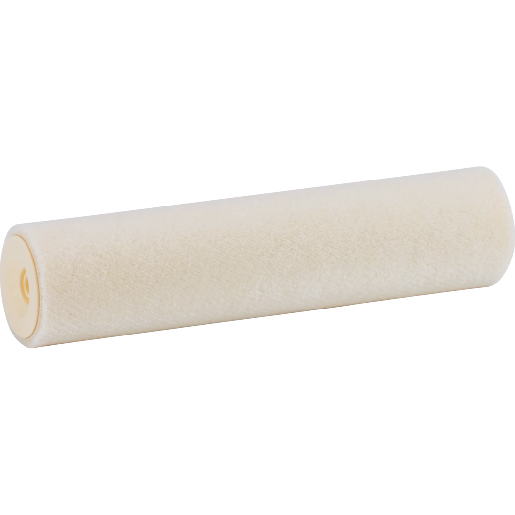 Gros plan d'un manchon de rouleau à peinture en mousse beige sur fond blanc, montrant la surface douce et texturée et les embouts en plastique jaune pâle légèrement inclinés.