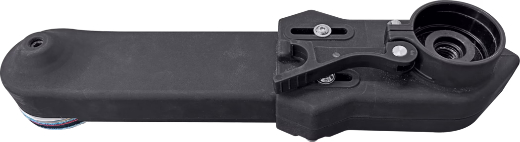 PALLMANN_dummy_corner attachment_msl_2023-08 Gros plan d'un support ou d'une pince mécanique en plastique noir avec un bras rectangulaire allongé se prolongeant vers la gauche. À droite, on distingue une douille circulaire encastrée avec filetage intérieur, un levier à dégagement rapide articulé et deux fixations de vis réglables en fente avec des vis métalliques apparentes. La surface est en plastique noir mat avec de légères traces de poussière et d'usure ; un petit ruban textile multicolore ou un joint est partiellement visible en bas à gauche.