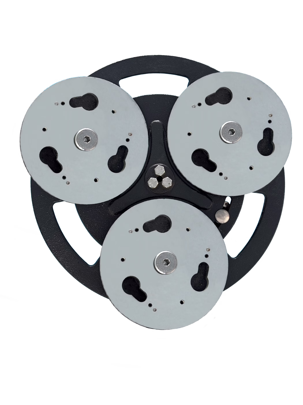 PALLMANN_dummy_Triple disc plate_05_2025 Gros plan en vue aérienne d'une plaque de montage circulaire métallique noire comportant trois disques adaptateurs argentés disposés régulièrement. Chaque disque présente des découpes en forme de serrure, de petits trous de fixation et un boulon hexagonal central ; la base noire possède un revêtement texturé par poudrage et trois boulons hexagonaux encastrés au centre. L'ensemble est isolé sur fond blanc, un éclairage uniforme met en valeur les surfaces métalliques et les détails d'usinage, adapté à la documentation technique.